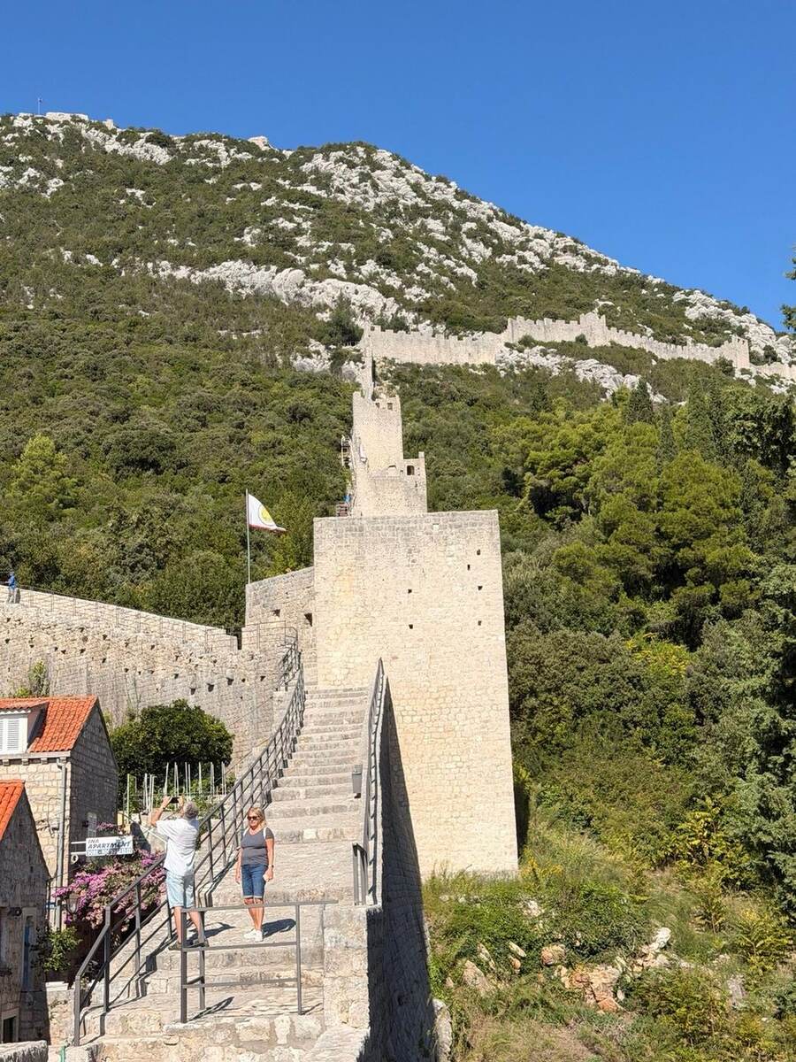 Torre intermedia en la subida por las murallas de Ston