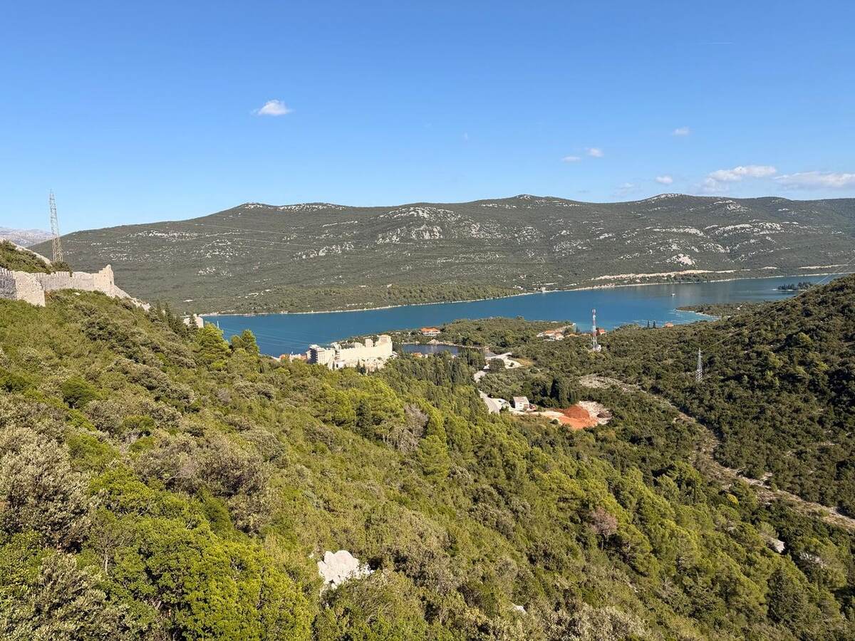 Bahía y murallas de Ston