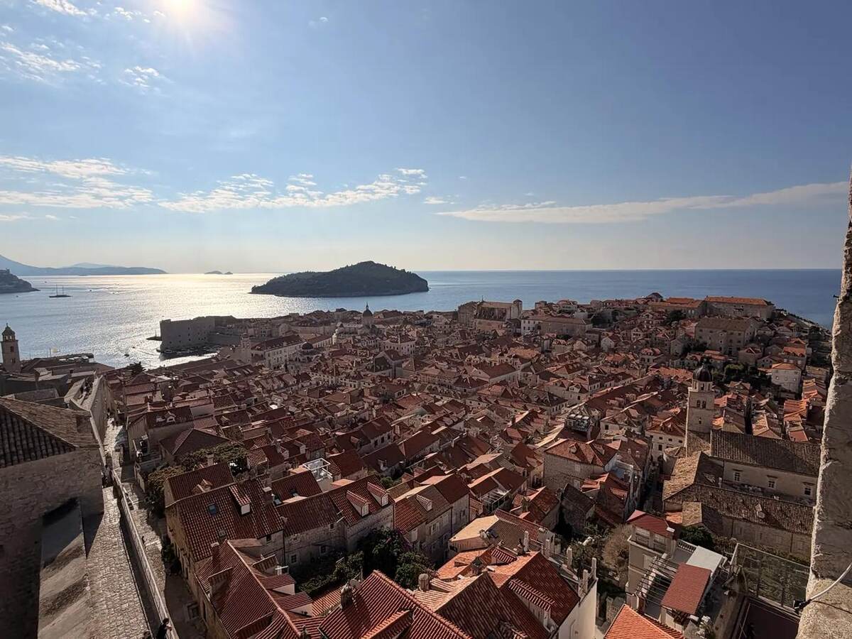 Panorámica del casco histórico de Dubrovnik desde las murallas