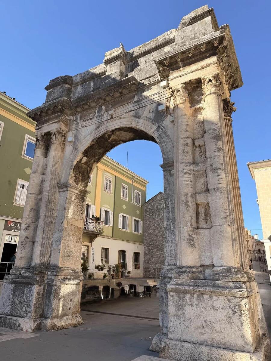 Detalle del Arco de los Sergios en Pula