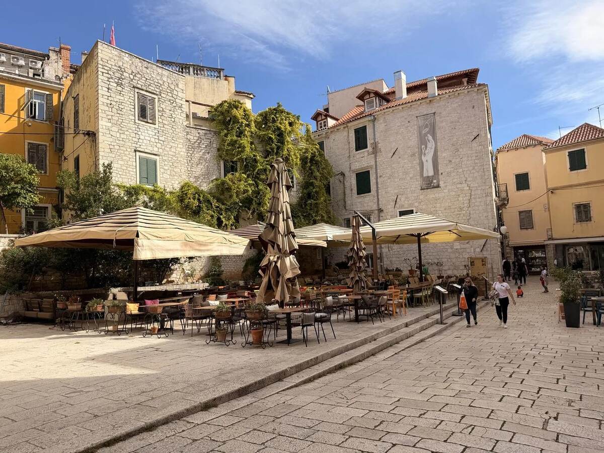 Plaza del casco antiguo de Šibenik