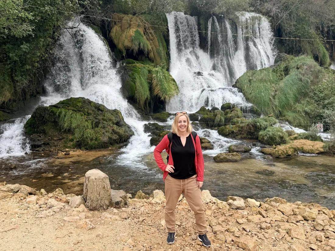 Alaitz delante de las cascadas de Kravice
