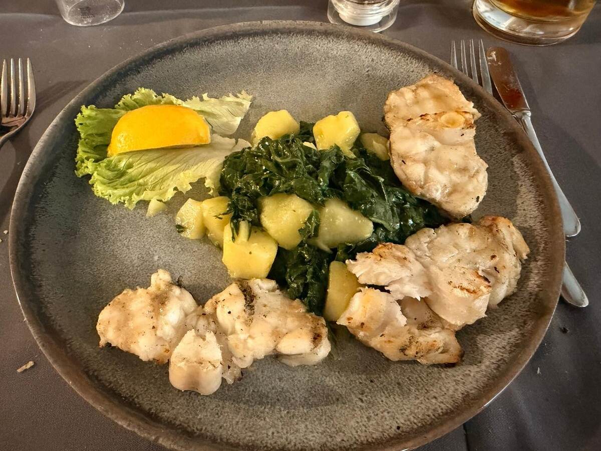 Pescado a la plancha con patata y acelga en Restaurant Kamerlengo