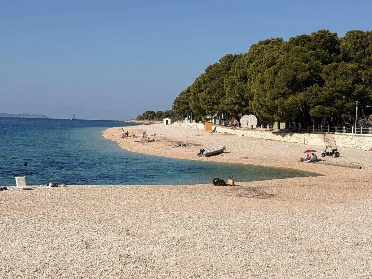 Bahía y playa de Primošten