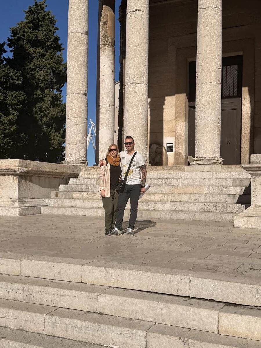 Txema y Alaitz delante del Templo de Augusto