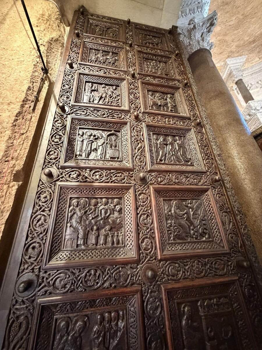Puerta tallada de la Catedral de San Domnio