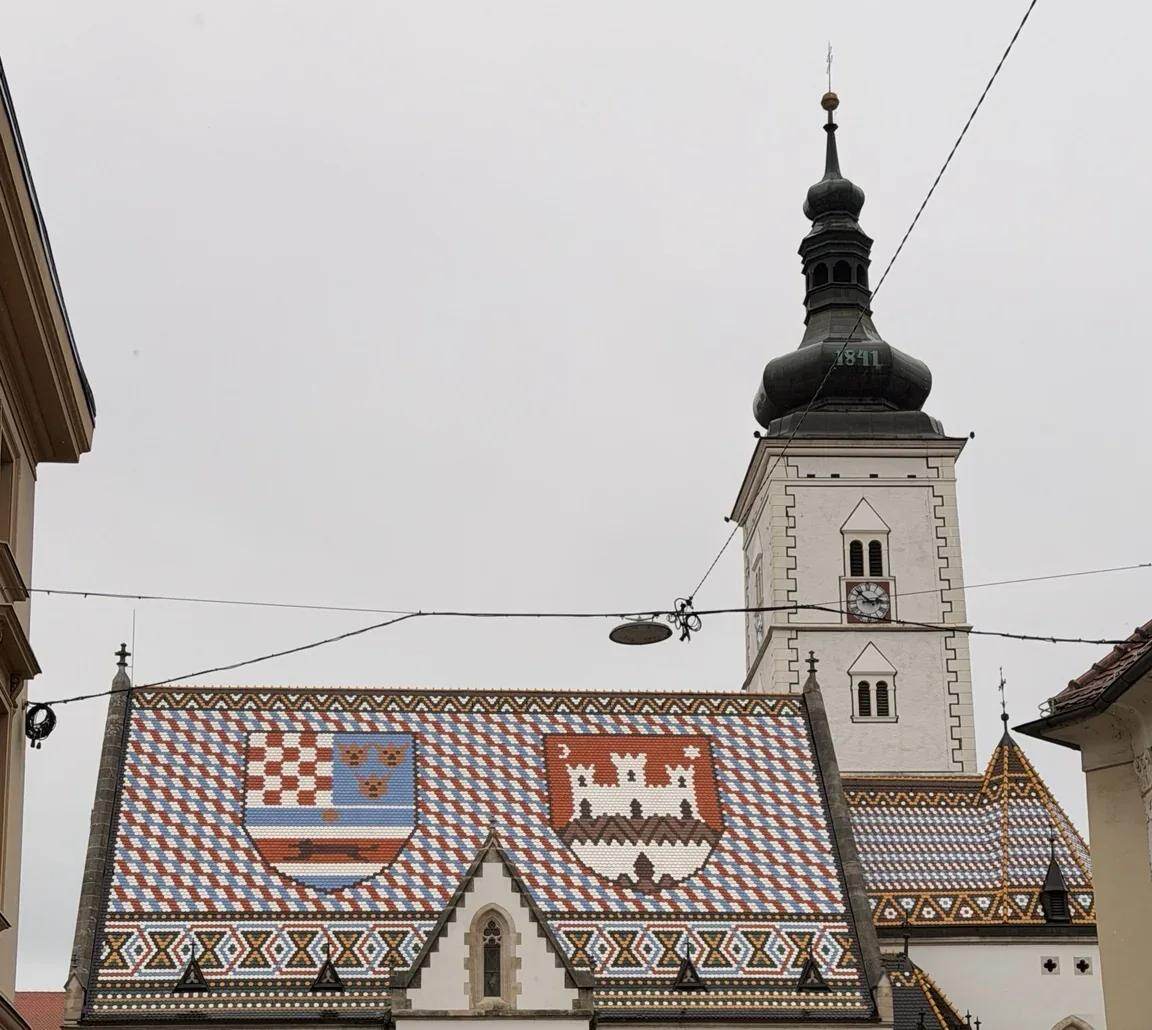 Tejado de colores de la iglesia de San Marcos en Zagreb