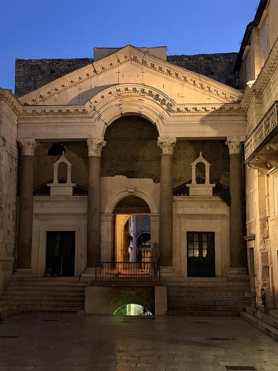 Prothyron del Palacio de Diocleciano al anochecer
