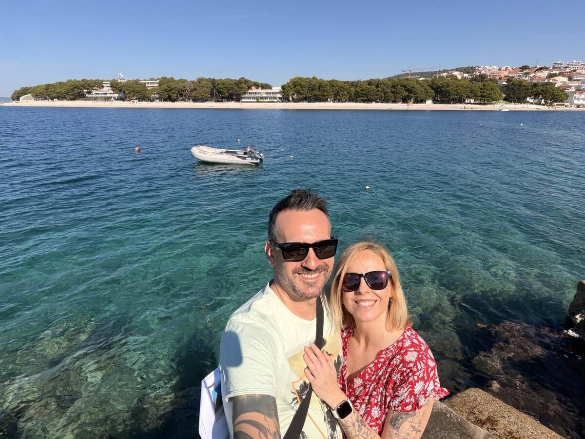 Txema y Alaitz junto al mar en Primošten