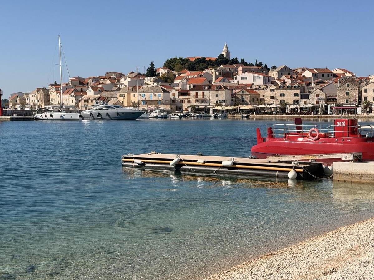 Paseo marítimo de Primošten y submarino turístico rojo