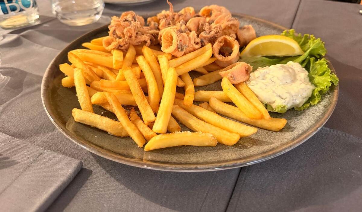Calamares fritos con patatas en Restaurant Kamerlengo