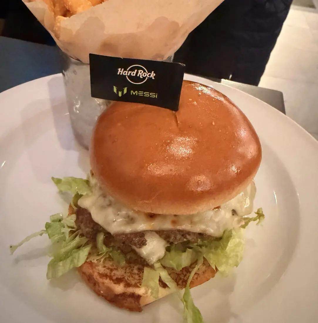 Hamburguesa con patatas en Hard Rock Cafe Dubrovnik