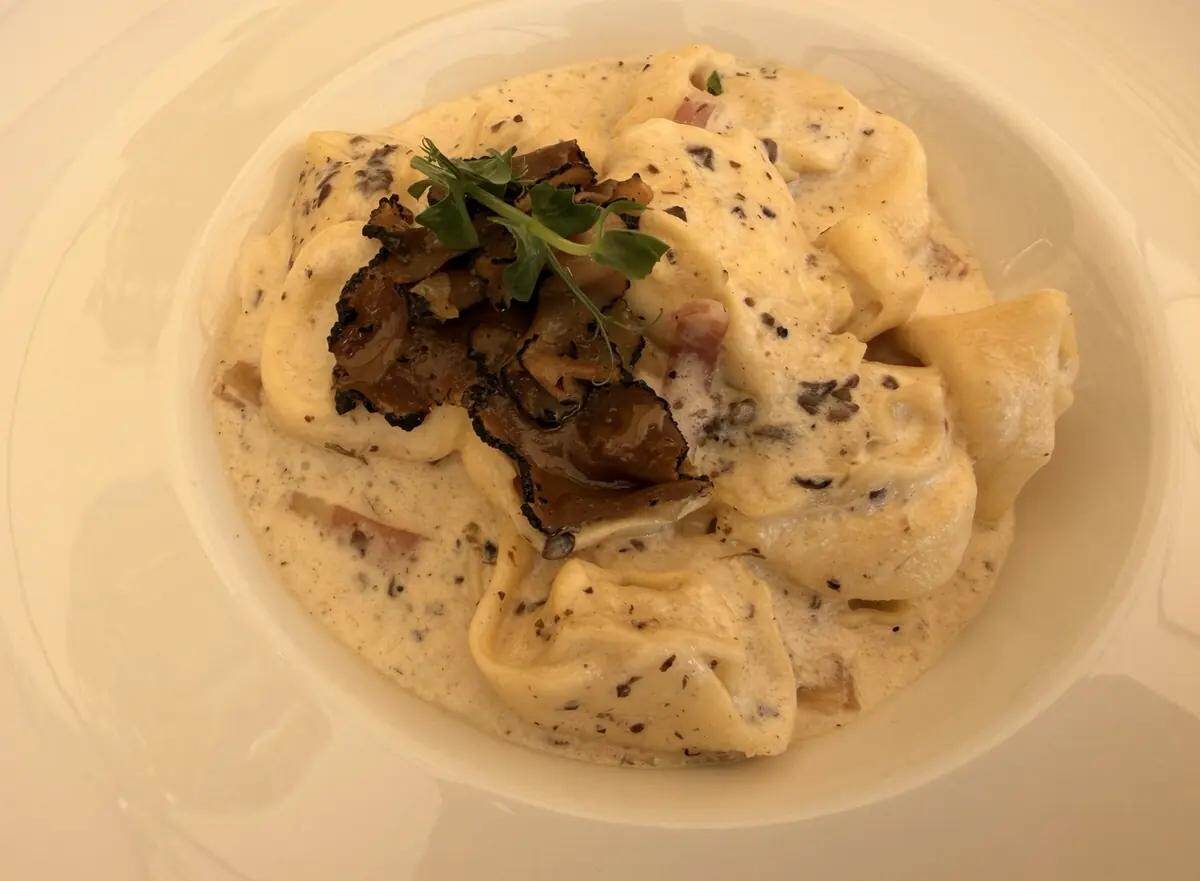 Pasta rellena con salsa cremosa y trufa en Dubravka 1836