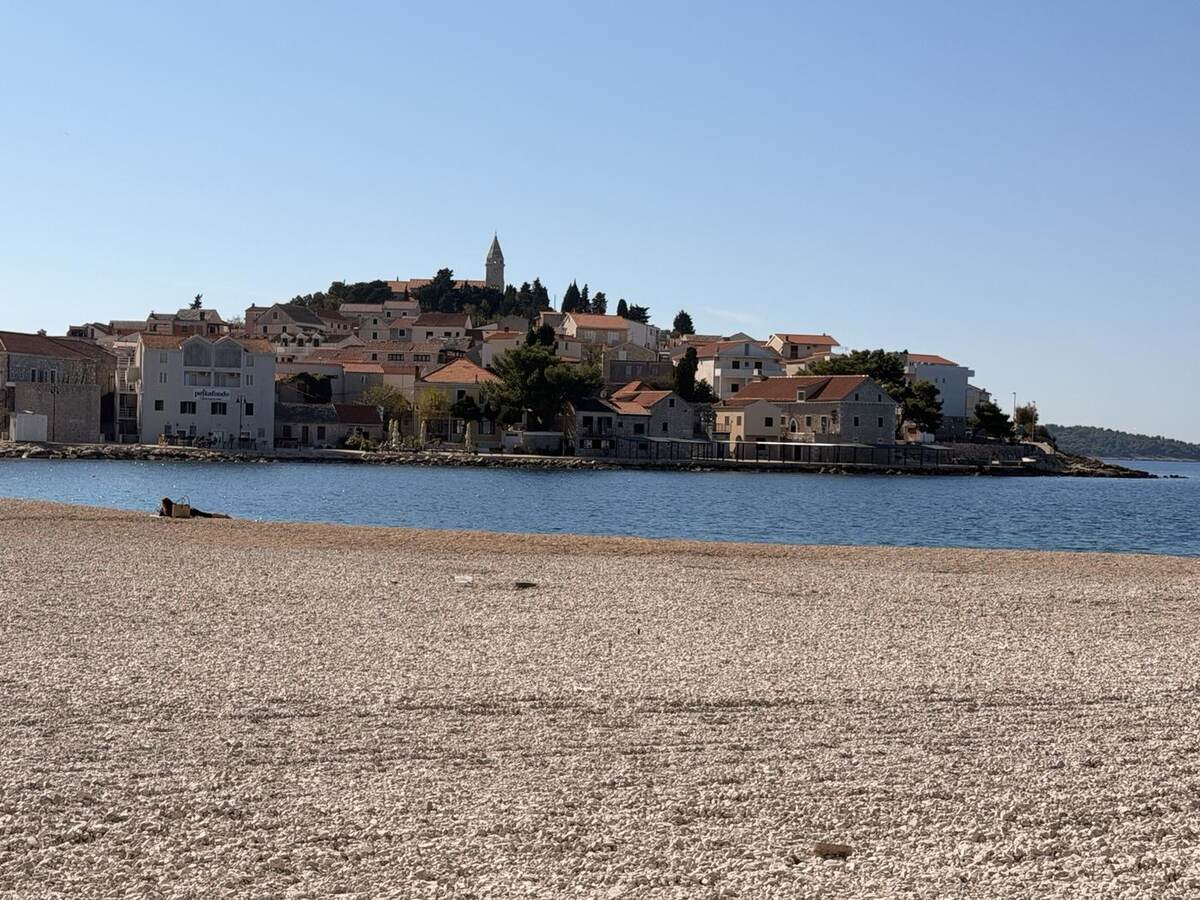 Casco antiguo de Primošten visto desde la playa