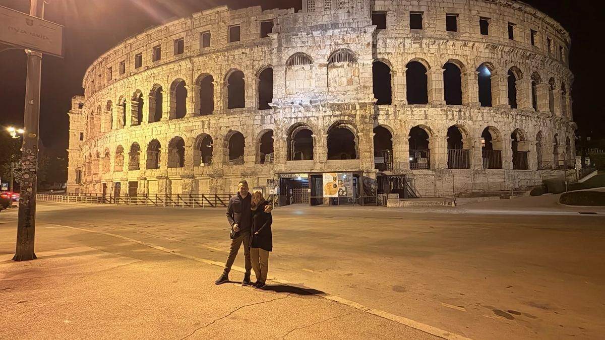 Txema y Alaitz frente a la Arena de Pula