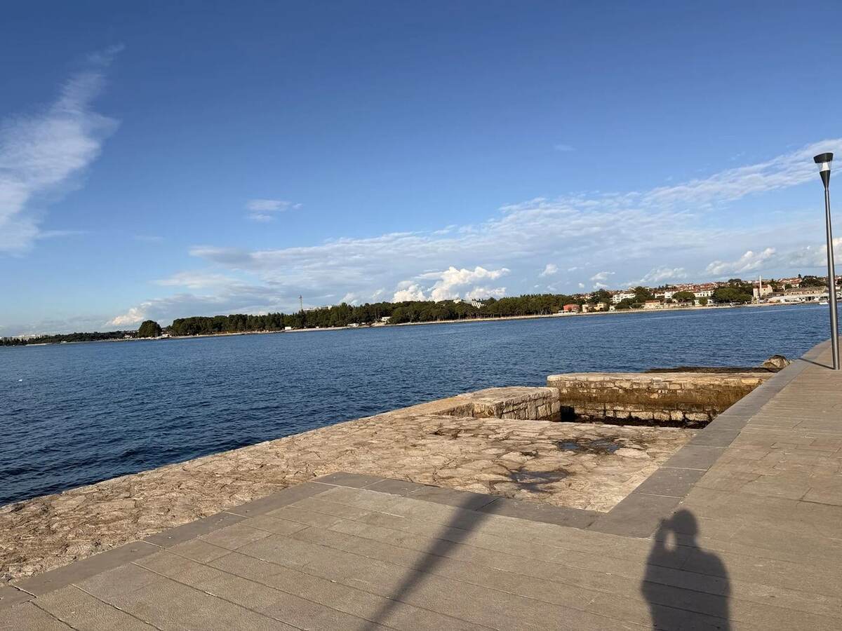 Paseo marítimo de Poreč junto al Adriático