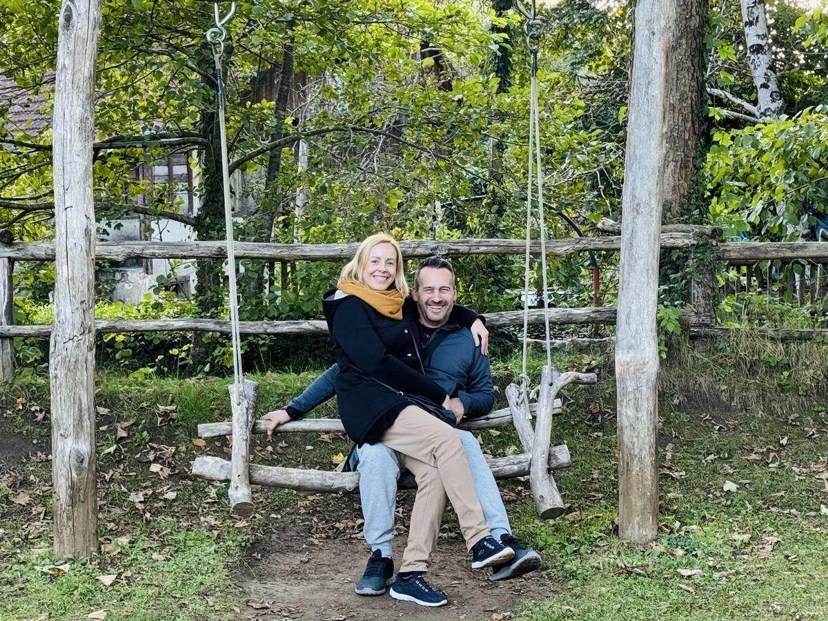 Txema y Alaitz juntos en el columpio de Slovin Unique