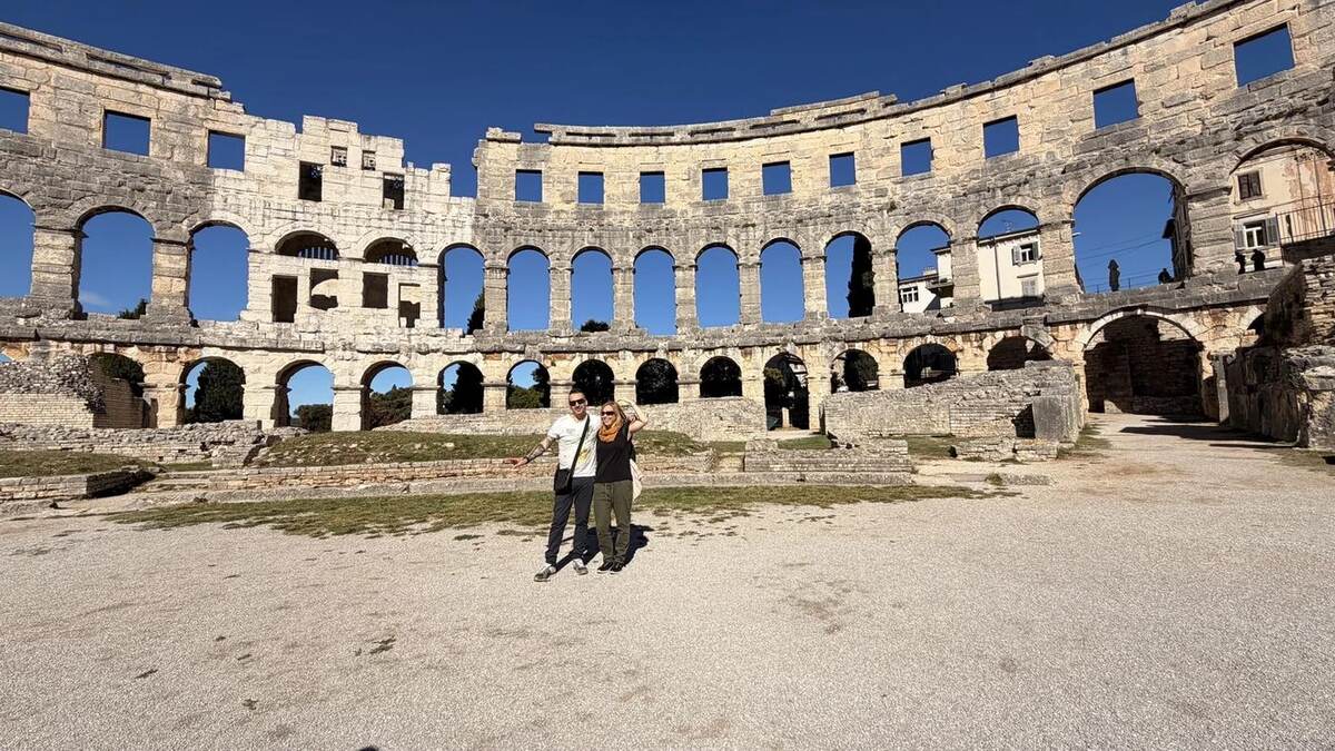 Txema y Alaitz dentro de la Arena de Pula