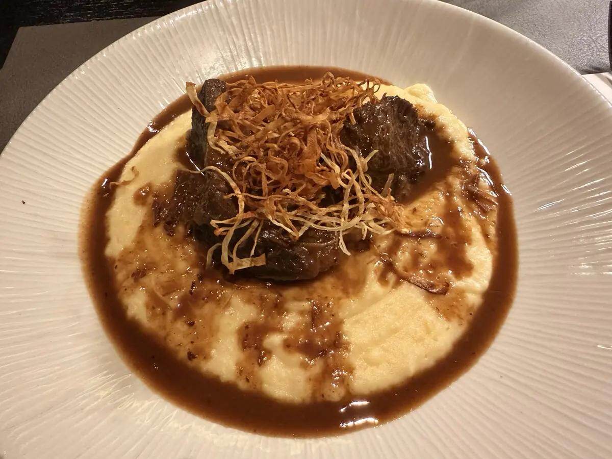 Carne guisada con puré en Marangun