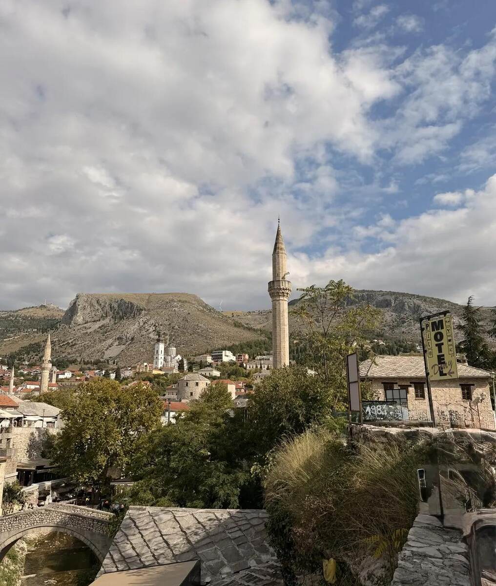 Minaretes de Mostar con las montañas al fondo