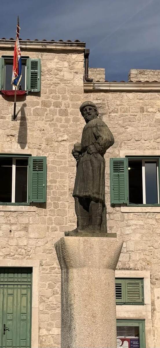 Monumento a Juraj Dalmatinac en Šibenik