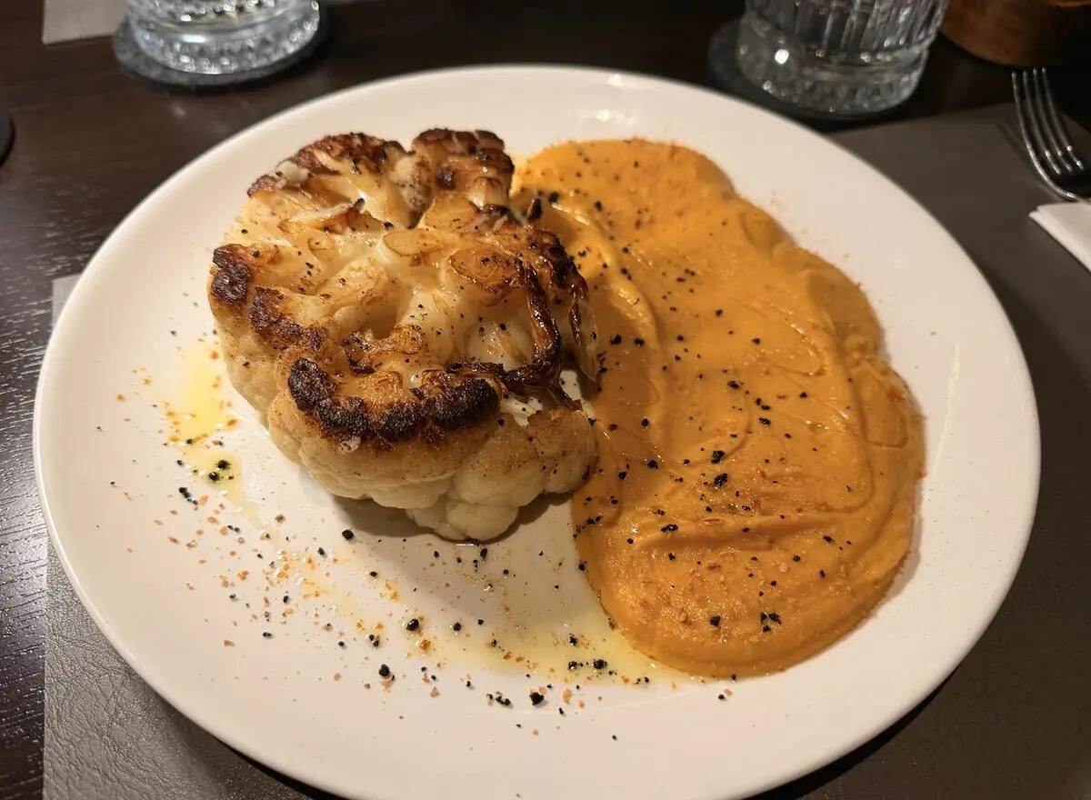 Coliflor asada con crema de verduras en Marangun