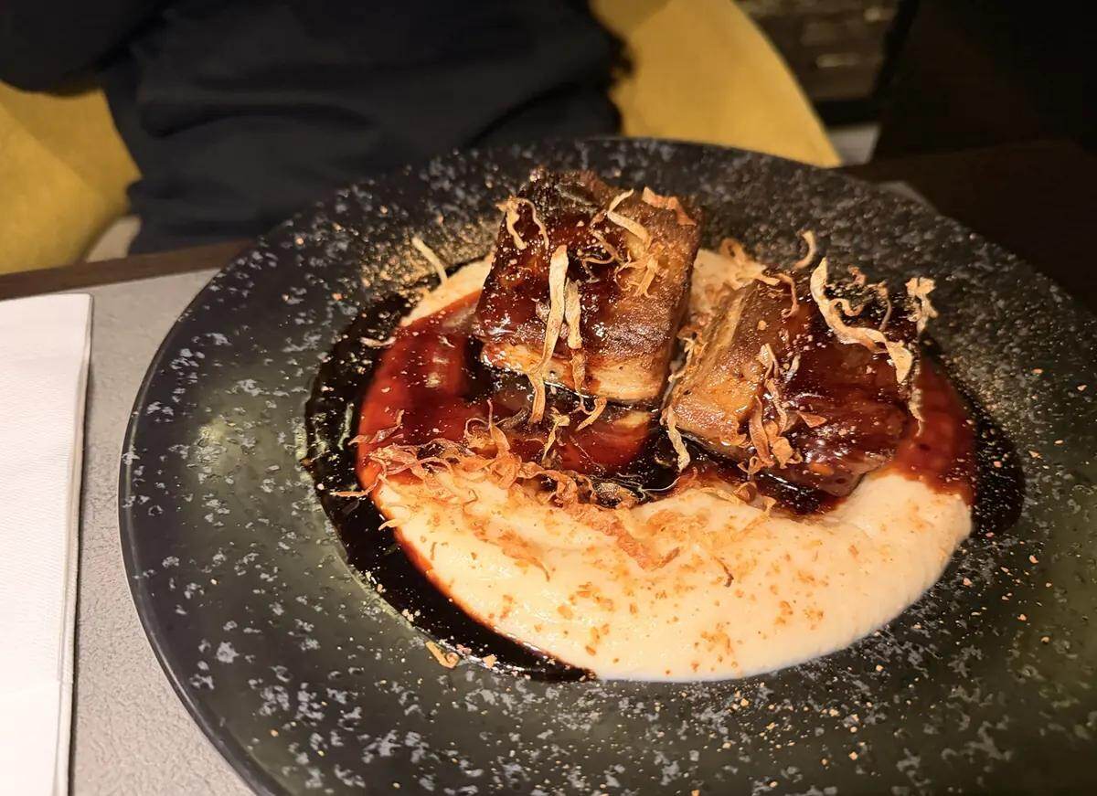 Plato de carne glaseada con puré en Marangun