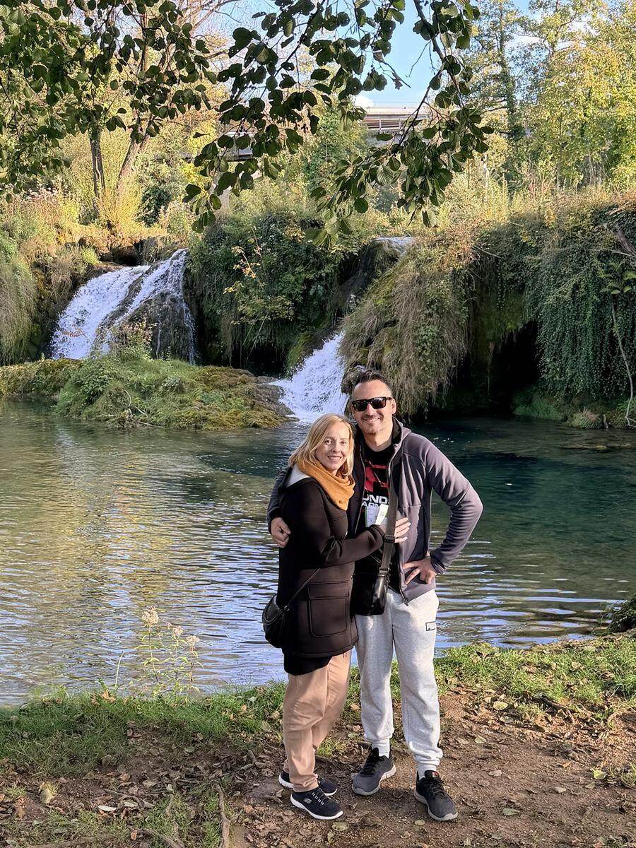 Txema y Alaitz frente a las cascadas de Slovin Unique
