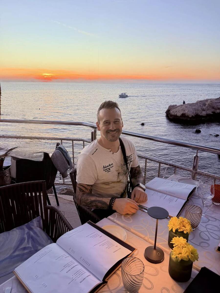Alaitz cenando en Puntulina frente al mar