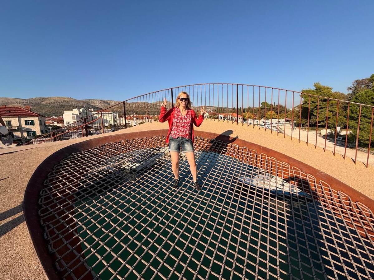 Alaitz en una instalación junto a la fortaleza Kamerlengo