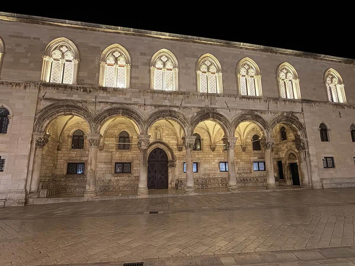 Palacio del Rector iluminado por la noche