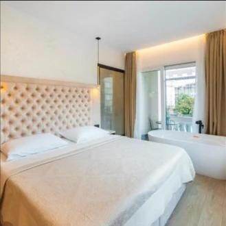 Dormitorio y bañera del apartamento de Zagreb