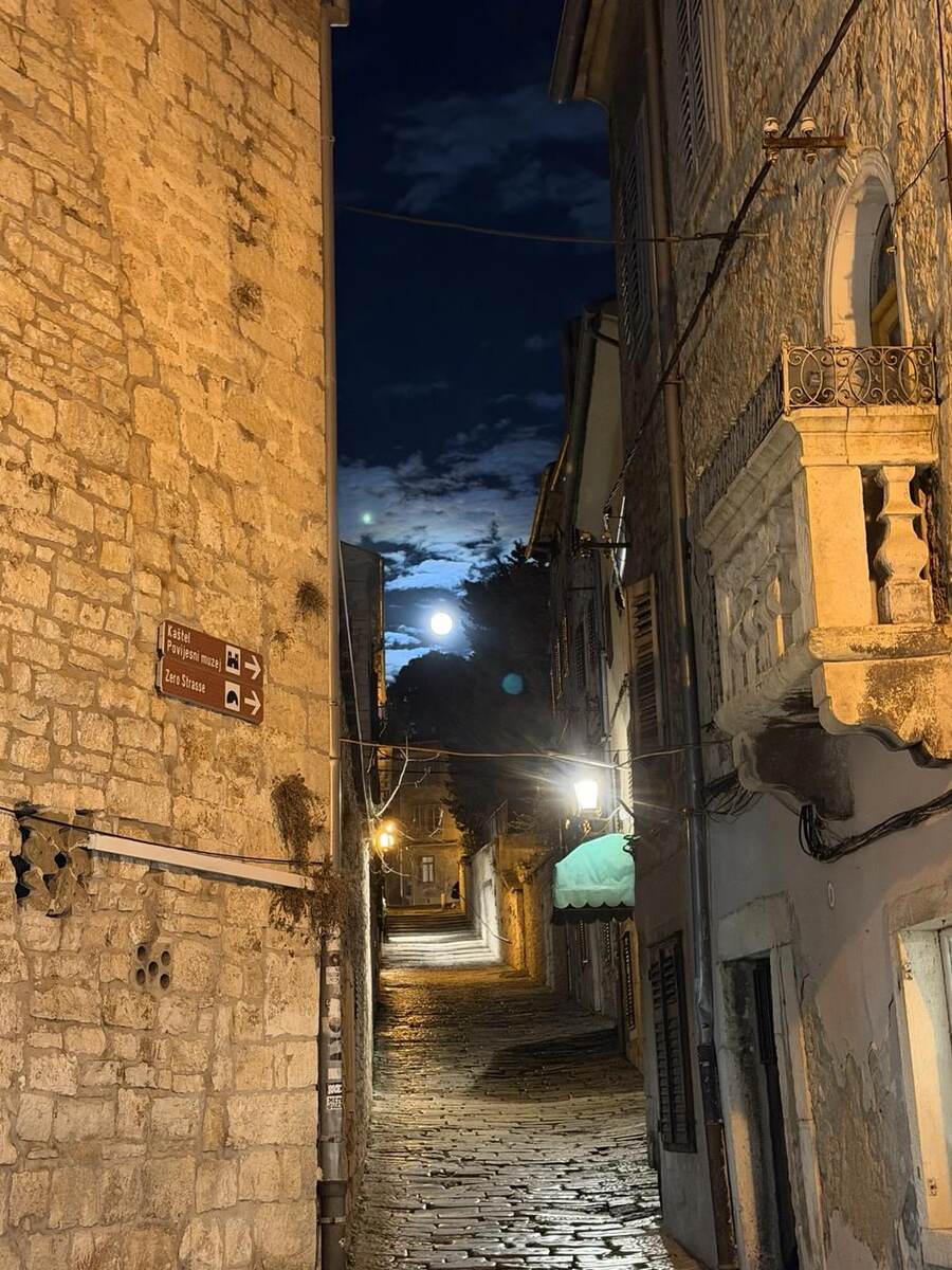 Calle de piedra en el centro de Pula de noche