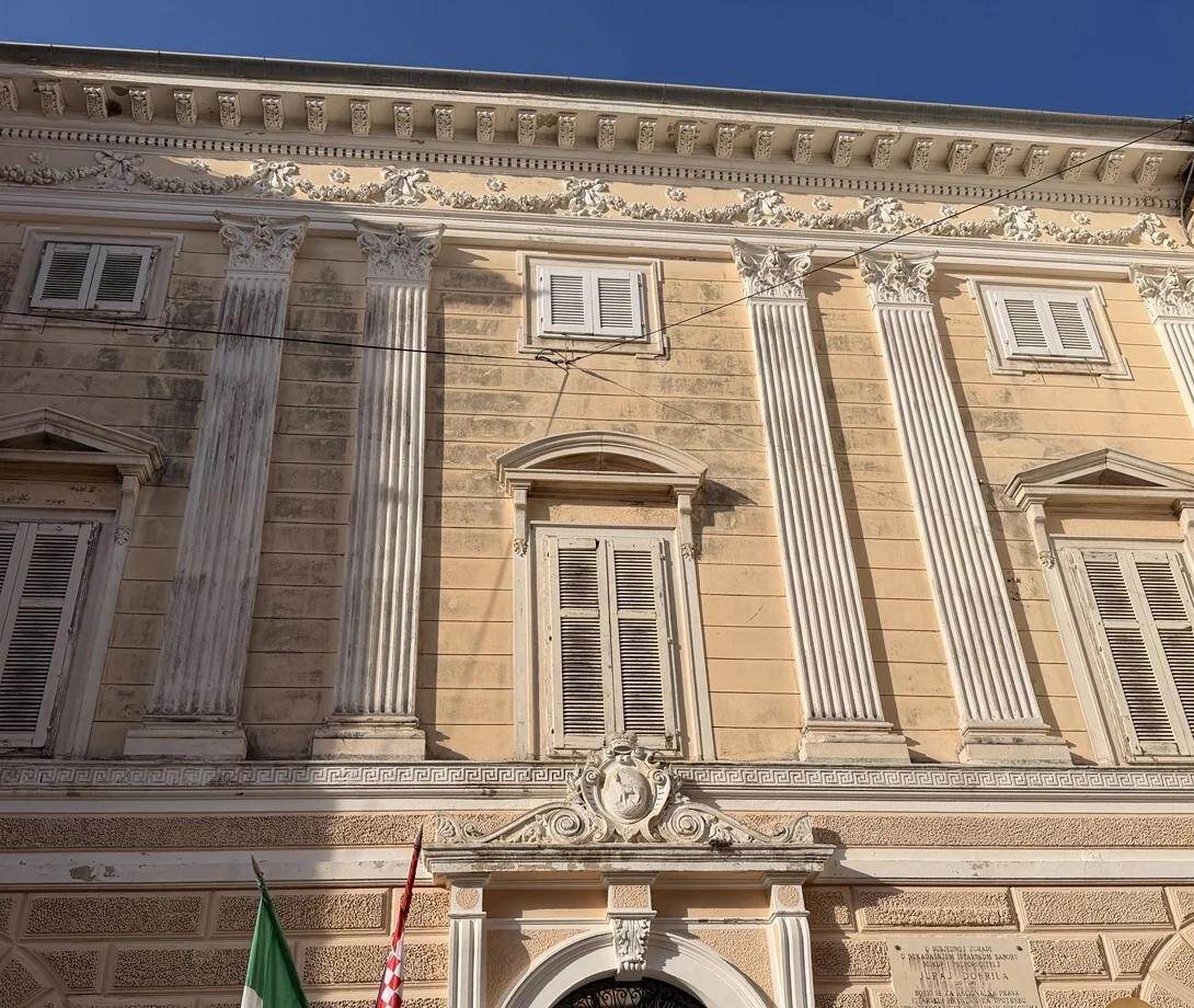 Detalle arquitectónico de una fachada histórica de Poreč