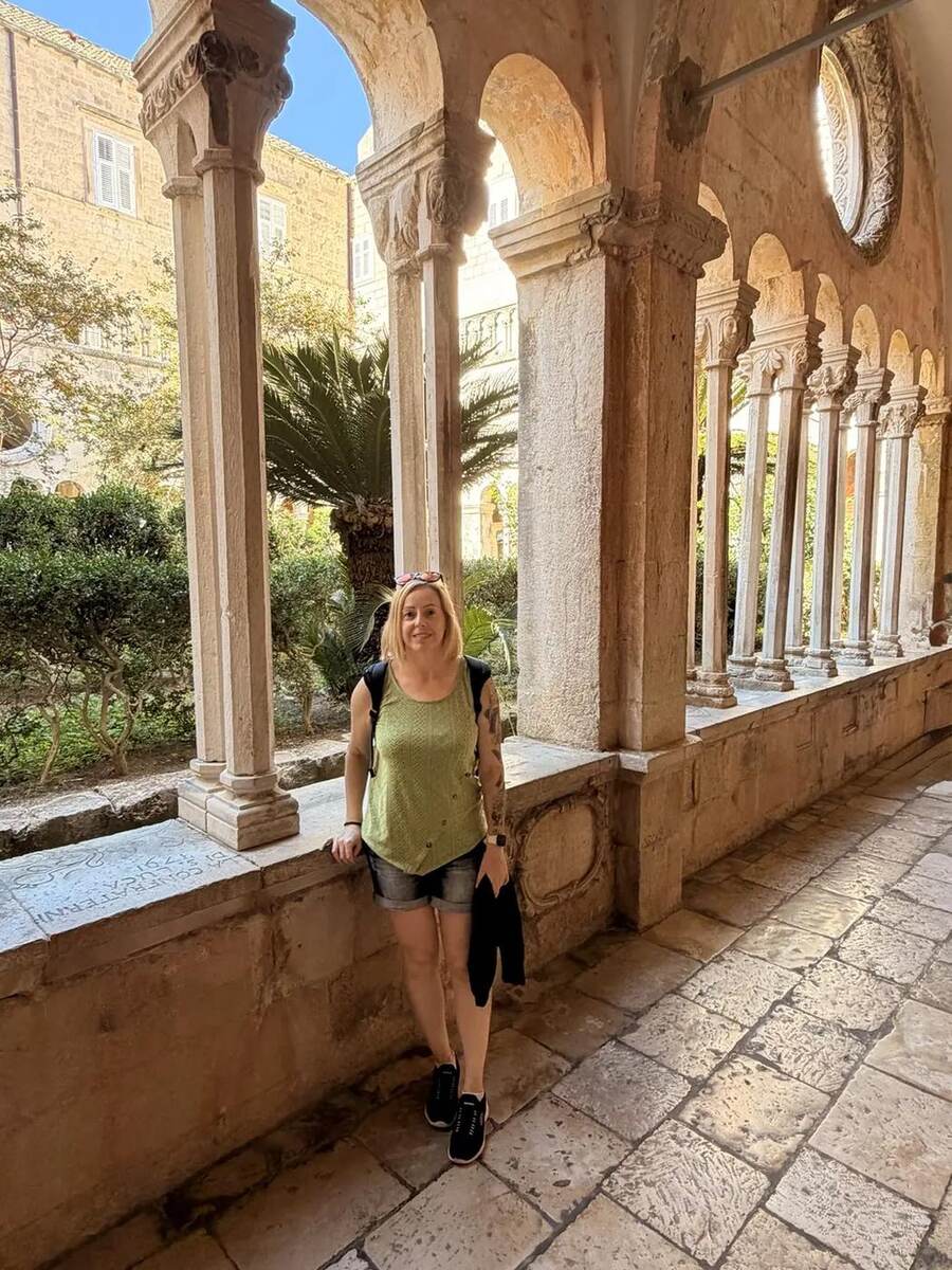 Alaitz en el claustro franciscano de Dubrovnik