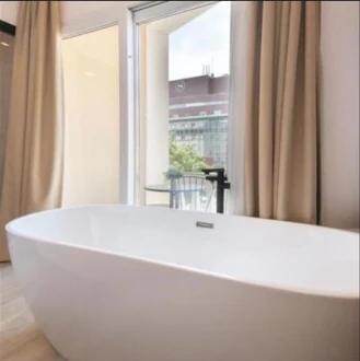Bañera junto a la ventana del apartamento