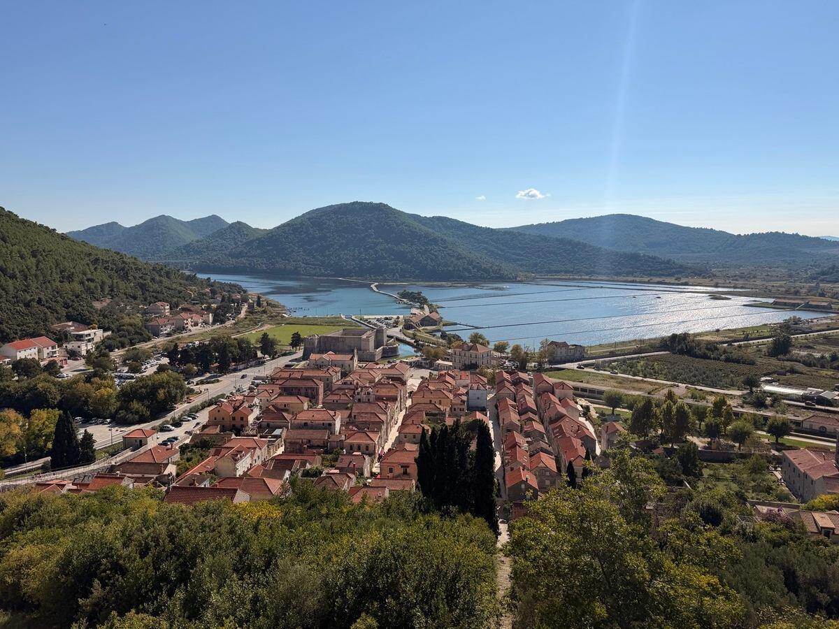 Panorámica de Ston y sus salinas