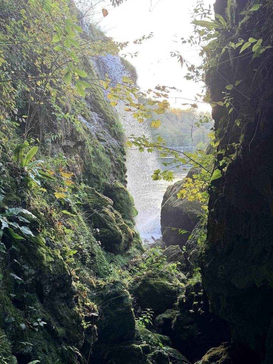 Vista desde detrás de una cascada en Slovin Unique