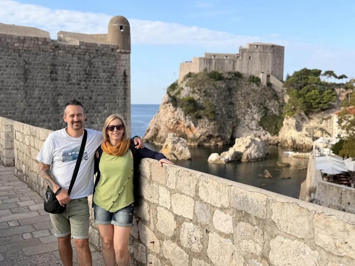 Txema y Alaitz junto a las murallas y Lovrijenac