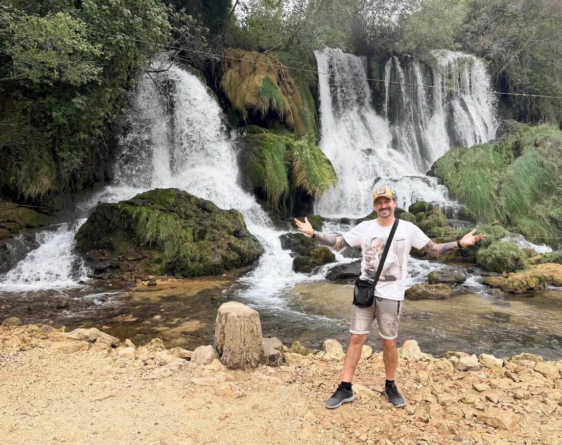 Txema delante de las cascadas de Kravice