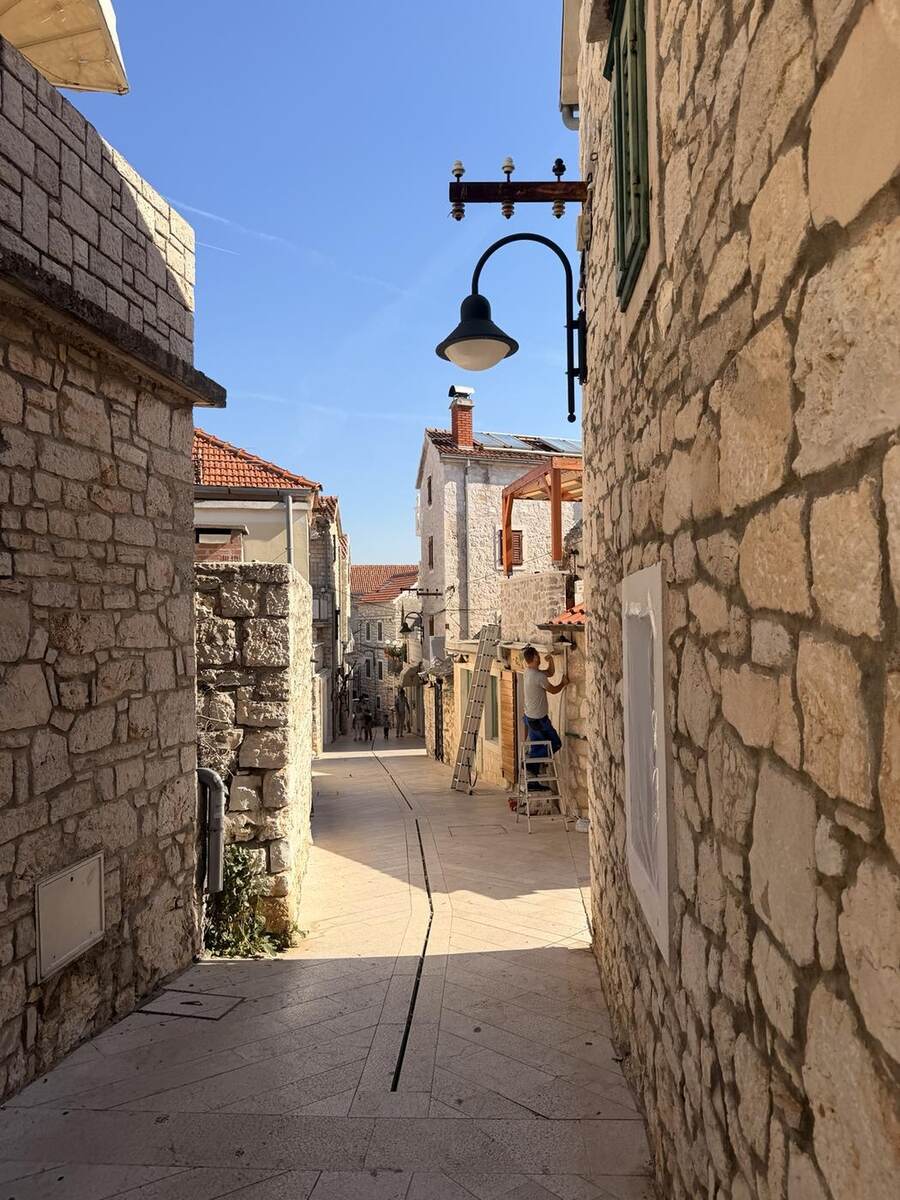 Calle de piedra en el casco antiguo de Primošten
