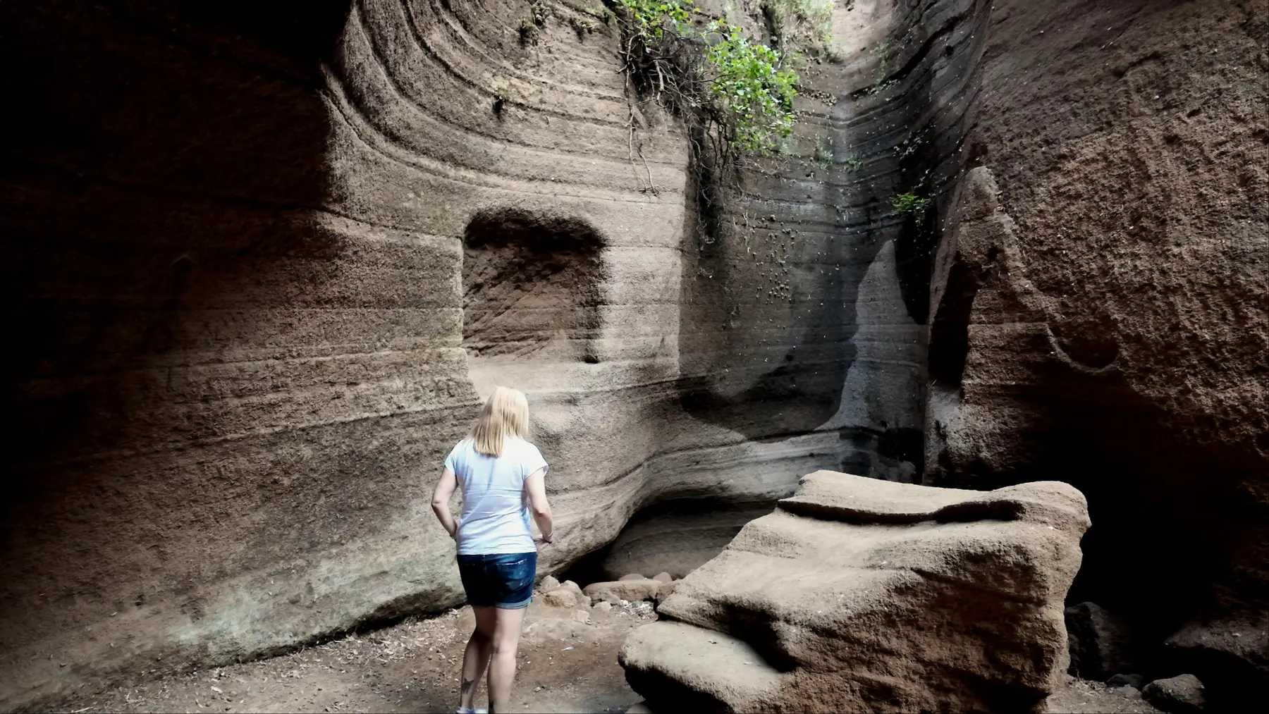 Alaitz caminando entre las paredes del Barranco de las Vacas