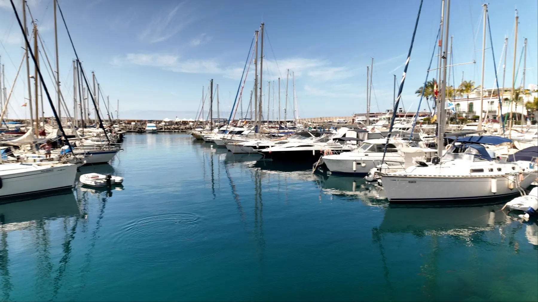 Veleros en el puerto deportivo de Mogán