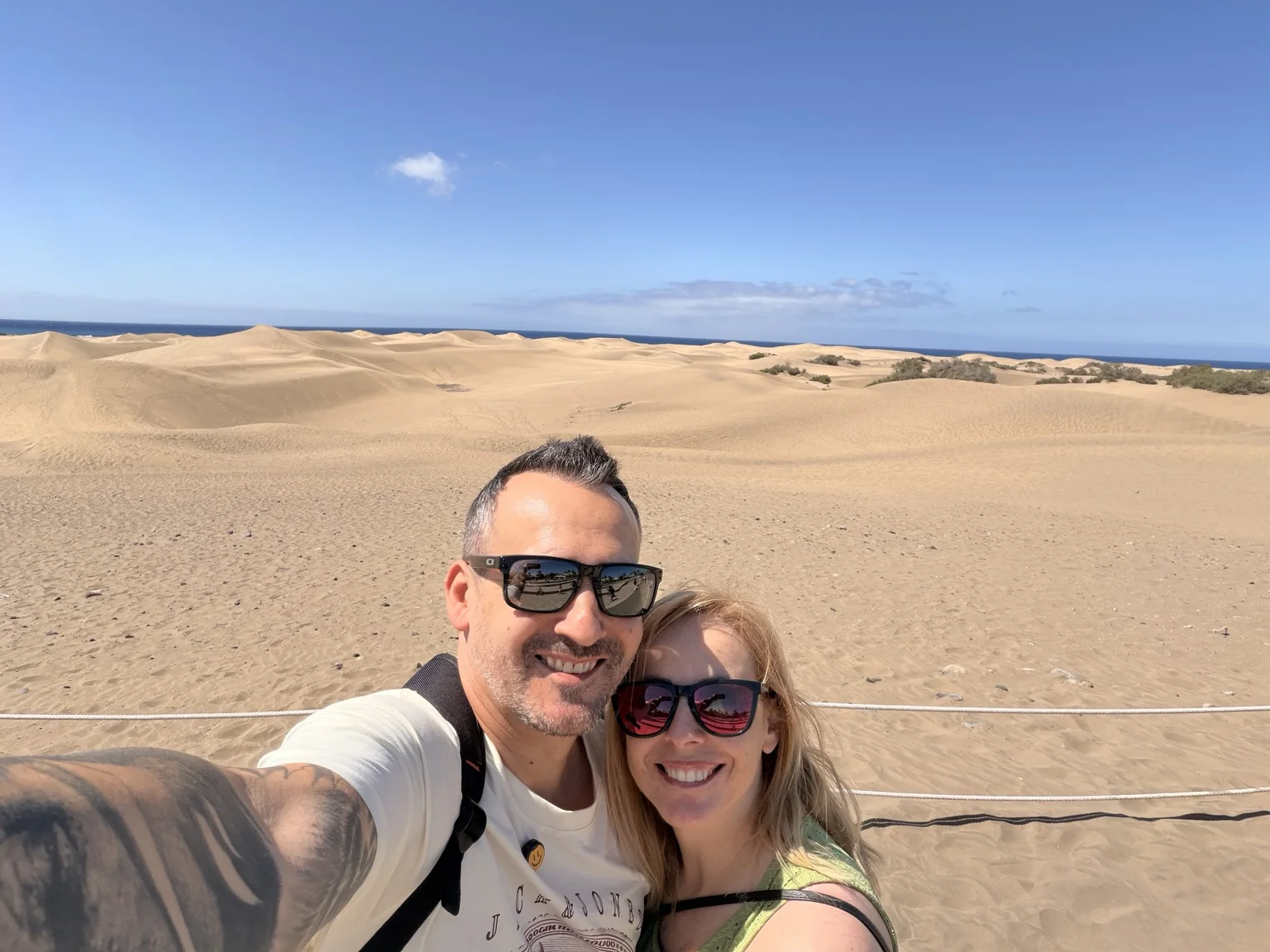 Txema y Alaitz frente a las Dunas de Maspalomas