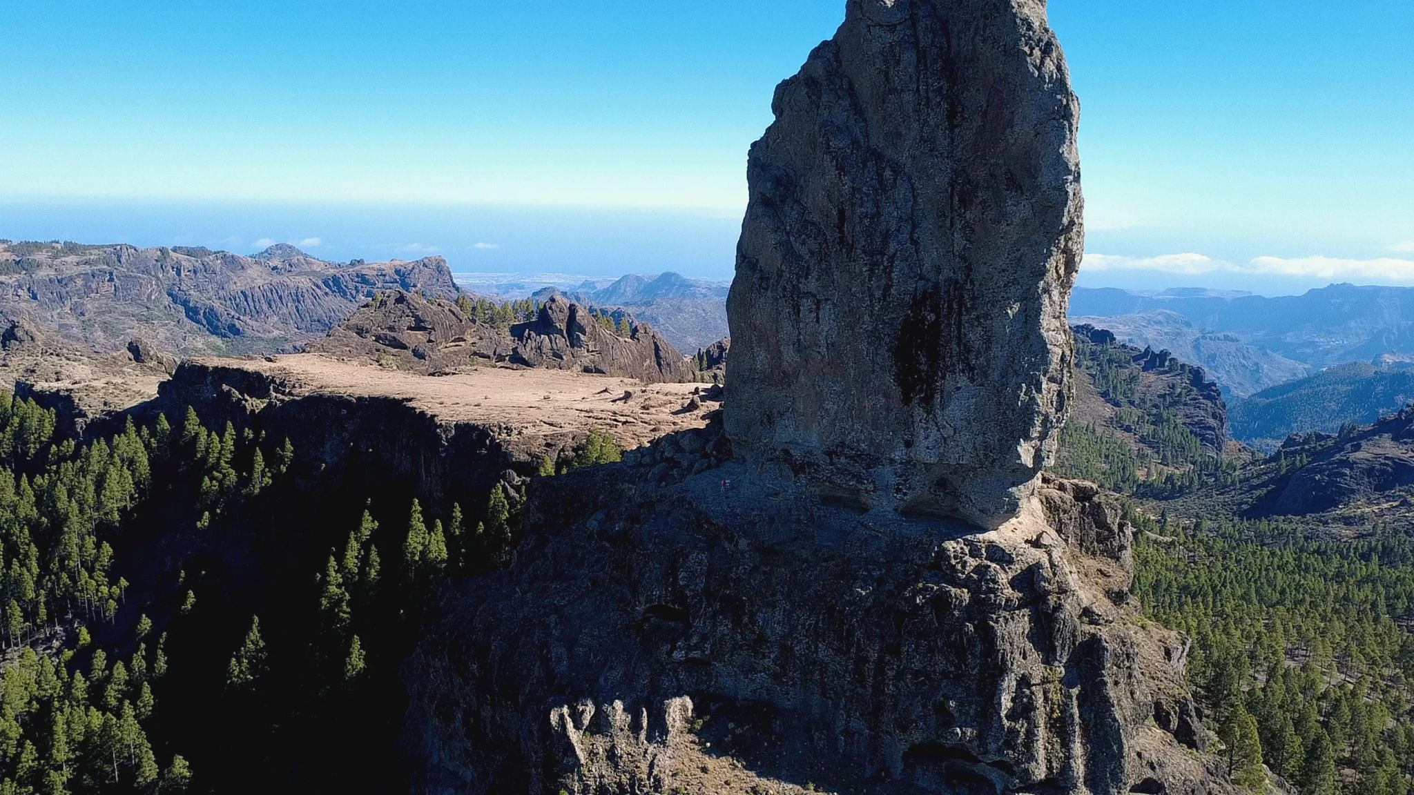 Vista aérea del Roque Nublo y las cumbres de Gran Canaria