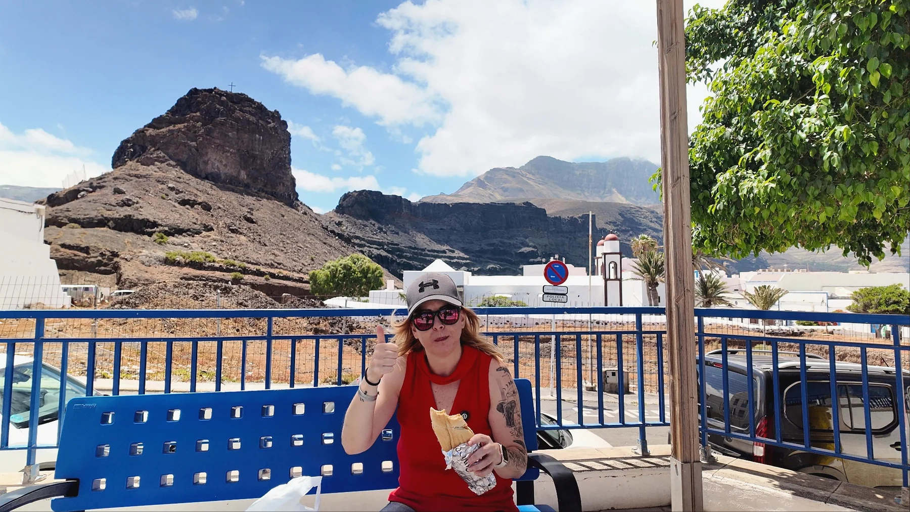 Alaitz comiendo un bocadillo frente al paisaje de Agaete