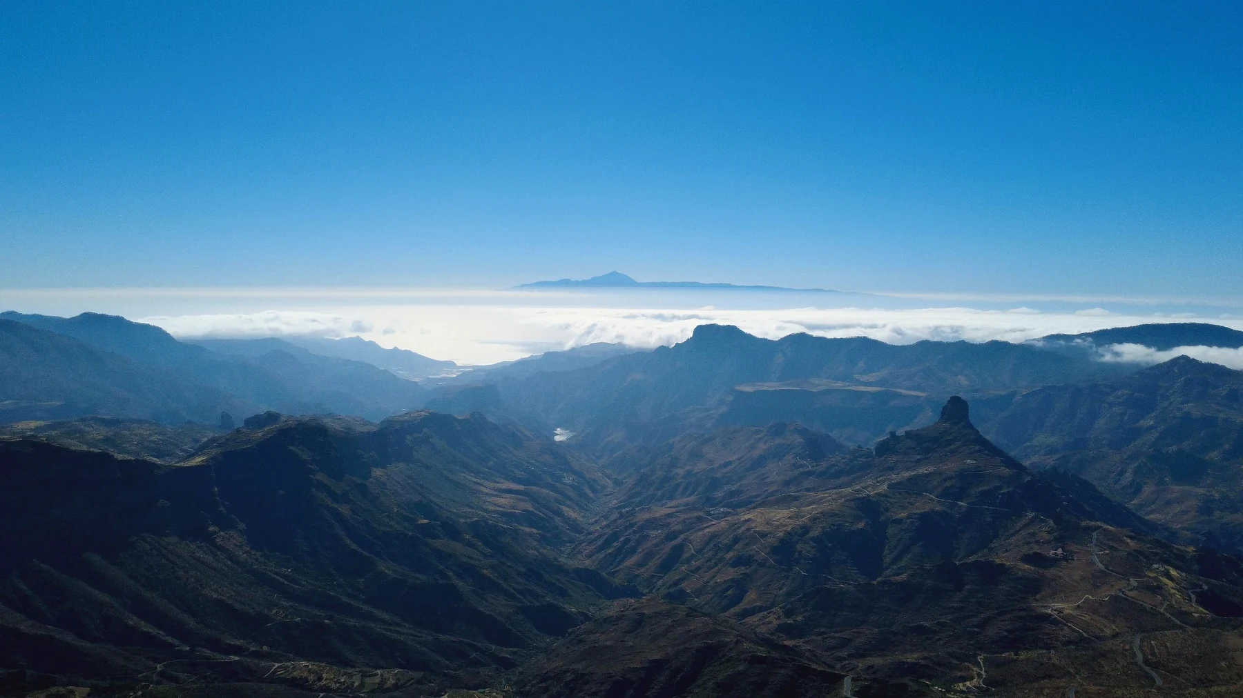 Panorámica desde el Roque Nublo con Tenerife sobre el mar de nubes