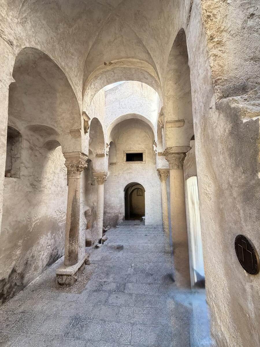 Interior de una pequeña iglesia histórica de Zadar