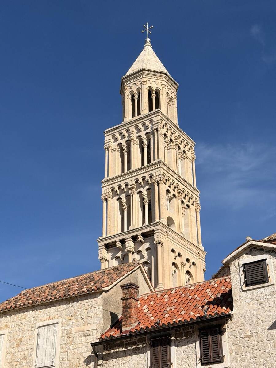 Campanario de San Domnio sobre los tejados de Split