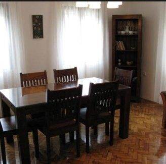 Comedor y zona común para pasar la noche con comodidad.